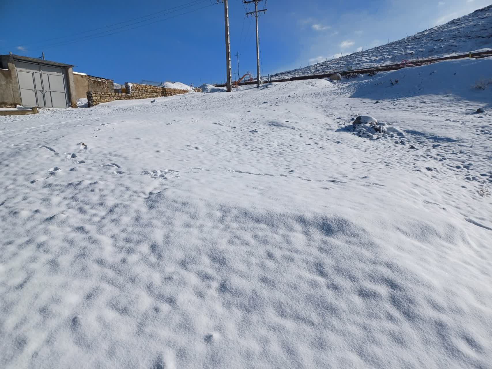 بارش نعمت برف در روستای زیدر شیروان